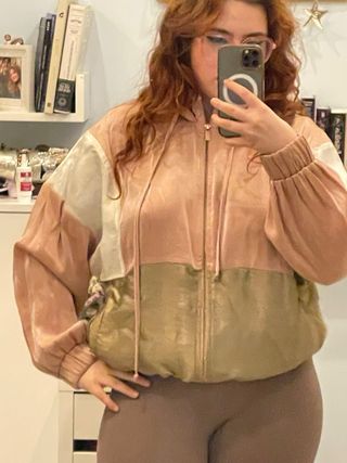 Chaqueta con capucha y cremallera