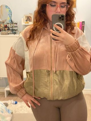 Chaqueta con capucha y cremallera