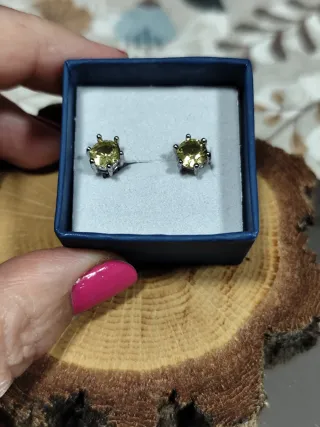 Pendientes plateados con piedra amarilla