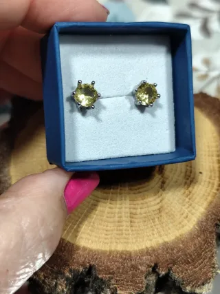 Pendientes plateados con piedra amarilla