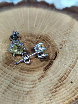 Pendientes plateados con piedra amarilla
