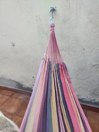 Hamaca multicolor de tela con soportes