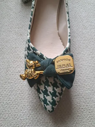 Zapatos planos verdes con ositos dorados