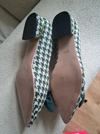 Zapatos planos verdes con ositos dorados