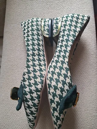 Zapatos planos verdes con ositos dorados