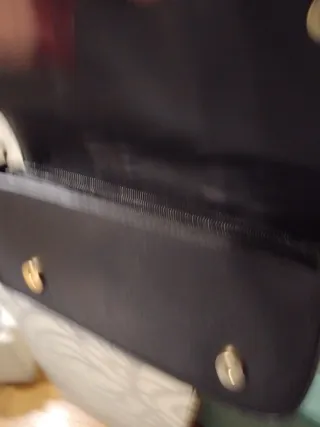 Bolso bandolera negro con cremalleras