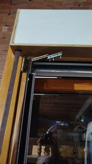 Ventanal abatible madera 2m x 1.40m con persiana