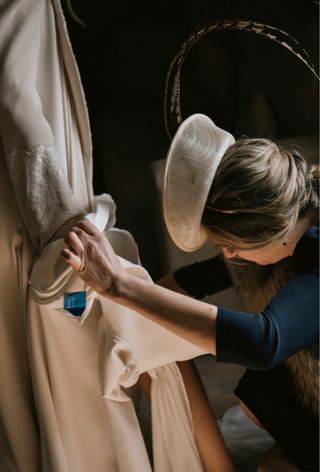 Vestido Satela, Tocado plumas y bolso rafia.