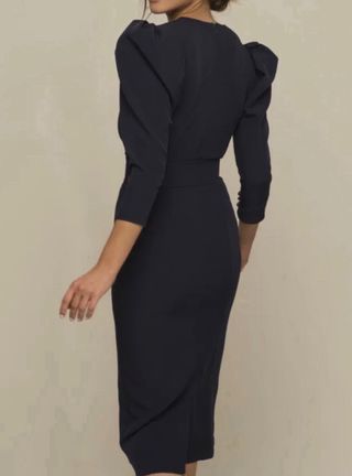 Vestido Satela, Tocado plumas y bolso rafia.