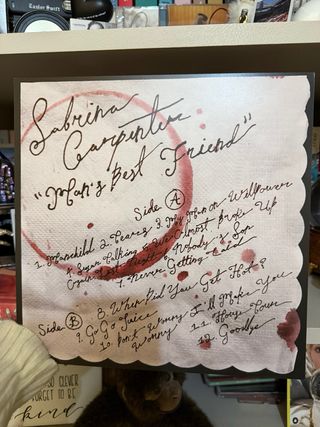 Sabrina Carpenter: Man's Best Friend firmado