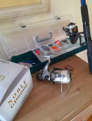 Caña Pesca, 2 Carrete y Caja Accesorios