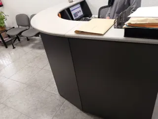 Mobiliario oficina: escritorio, silla, impresora