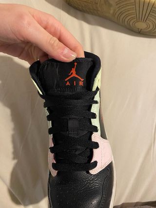 Zapatillas Jordan Mid Negras y Rosas