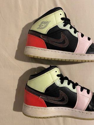 Zapatillas Jordan Mid Negras y Rosas