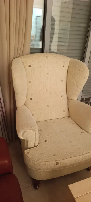 Sillón orejero beige tela