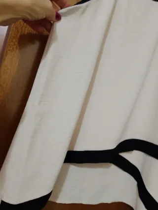 Top panna con profilo nero