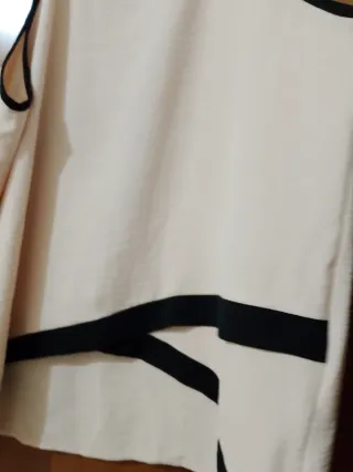 Top panna con profilo nero