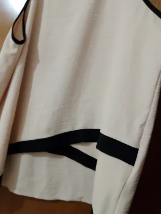 Top panna con profilo nero