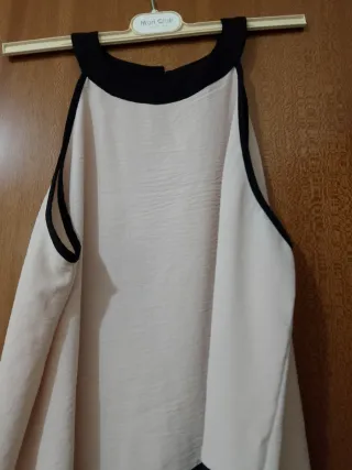 Top panna con profilo nero