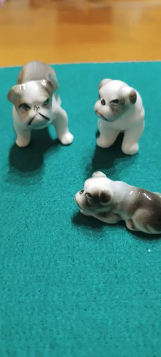 3 Perritos de cerámica para vitrina