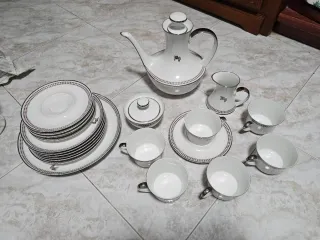 Juego de té de porcelana blanco y plata