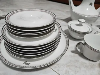 Juego de té de porcelana blanco y plata