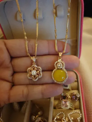 Joyero con joyas chapadas en oro 18k