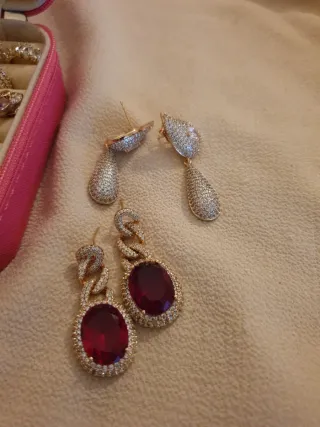 Joyero con joyas chapadas en oro 18k