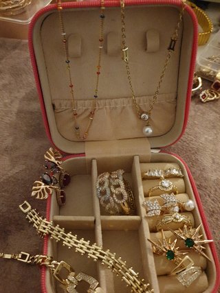 Joyero con joy chapadas en oro 18k anillo talla 7