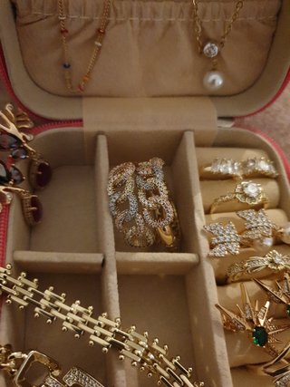Joyero con joy chapadas en oro 18k anillo talla 7