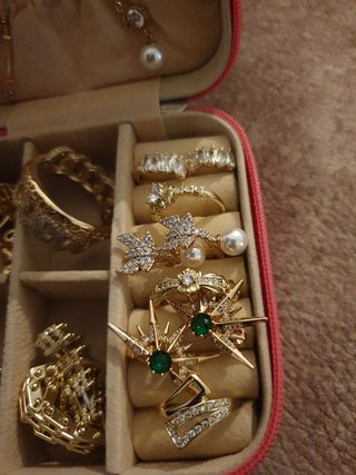 Joyero con joy chapadas en oro 18k anillo talla 7