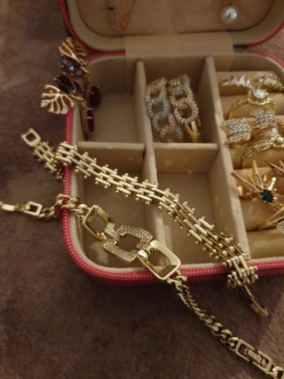Joyero con joy chapadas en oro 18k anillo talla 7