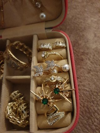 Joyero con joy chapadas en oro 18k anillo talla 7