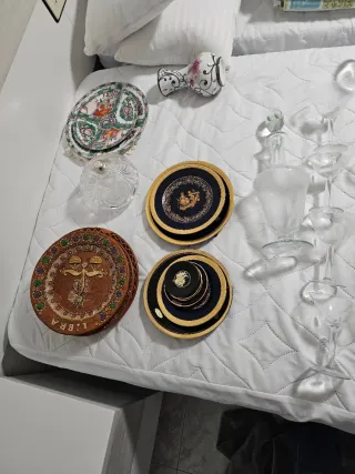 Platos decorativos de cerámica y cristal