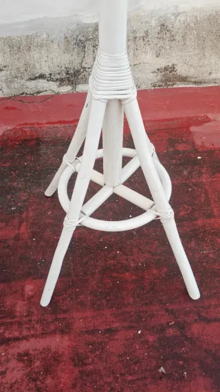 Perchero de pie blanco mide sobre 1.8 m de altura
