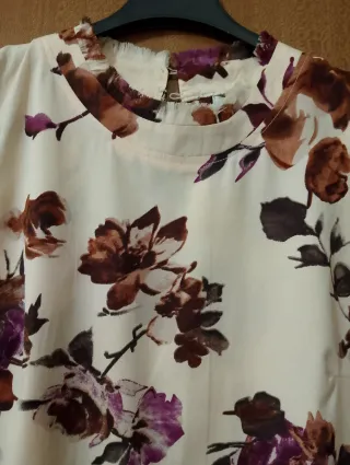 Blusa panna con fiori viola