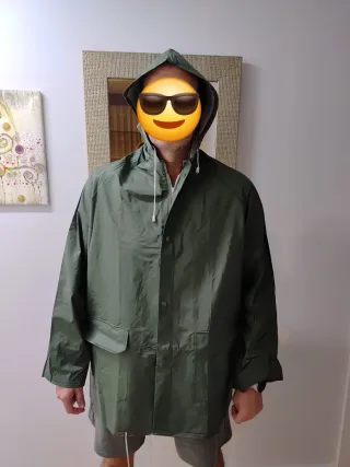 Chubasquero y pantalón verde impermeable