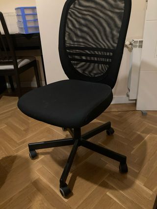 Silla giratoria de oficina negra