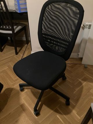 Silla giratoria de oficina negra