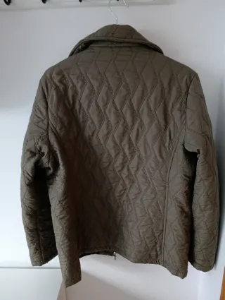 Cazadora acolchada verde oliva