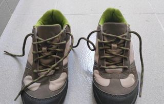 Botas infantiles trekking grises y verdes