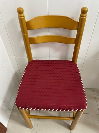 Sillas de madera con cojín rojo