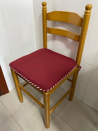 Sillas de madera con cojín rojo