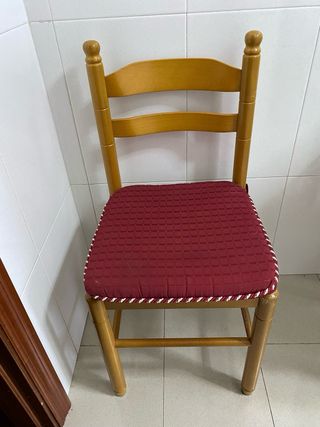 Sillas de madera con cojín rojo