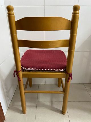 Sillas de madera con cojín rojo