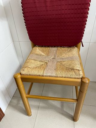 Sillas de madera con cojín rojo