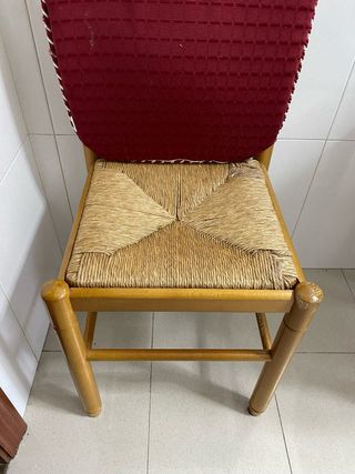Sillas de madera con cojín rojo