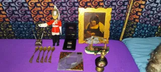 Muñeco militar, marco dorado, barco y más