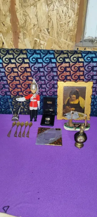 Muñeco militar, marco dorado, barco y más