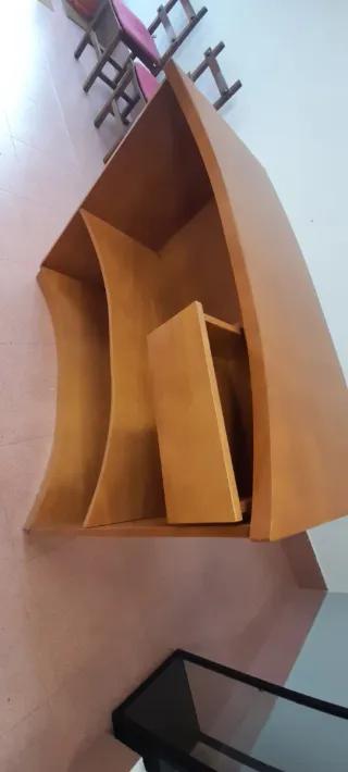 Mostrador de madera curvo